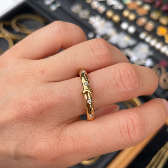 18K Gold-Plated Minimalist Band Ring | Elegant Design with Subtle Diamond Accent - Picture 5 of 5